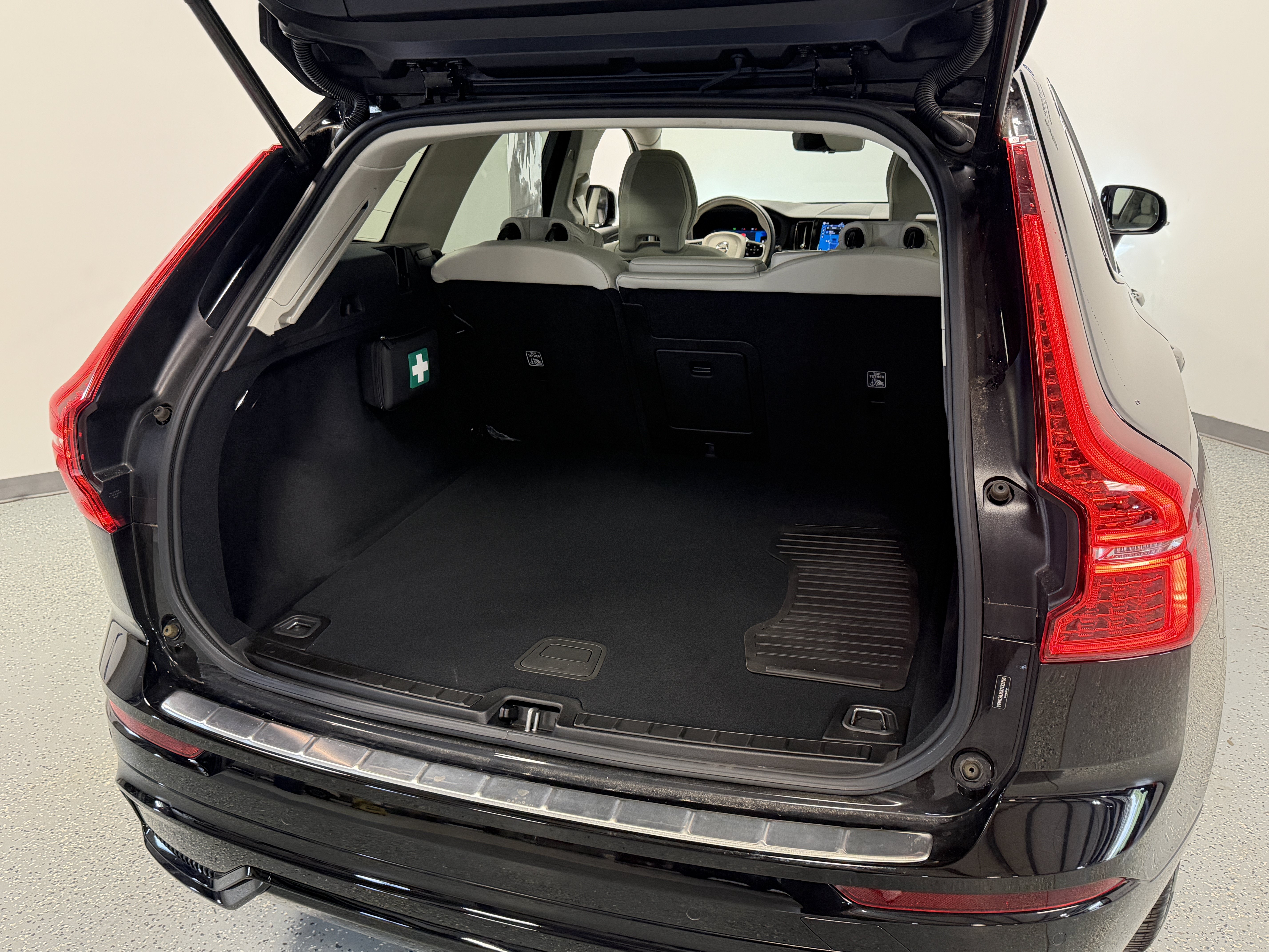 Used 2025 Volvo XC60 B5 Core w/ Protection Package Premier AWD/4WD image 24