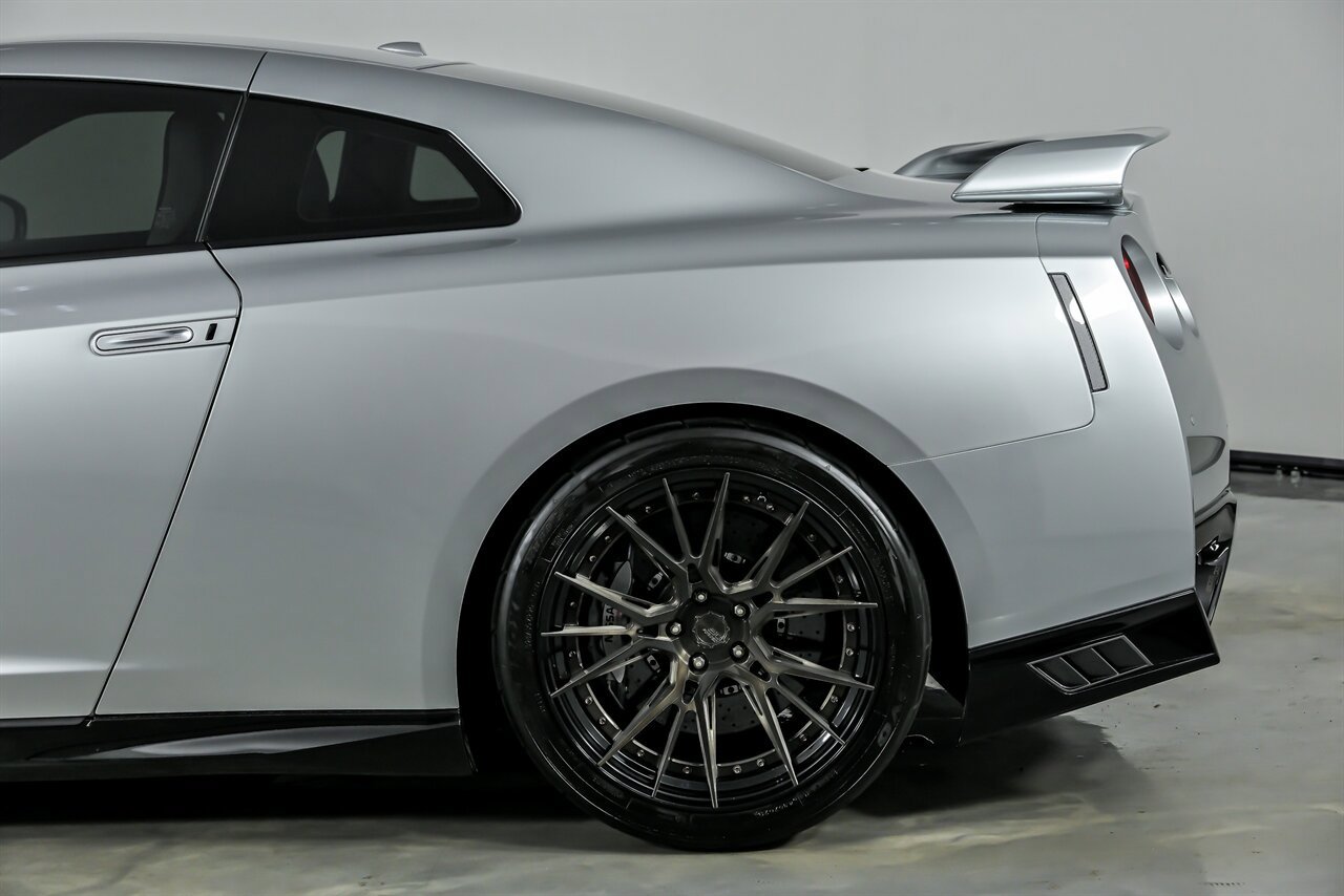 Used 2020 Nissan GT-R Premium image 9