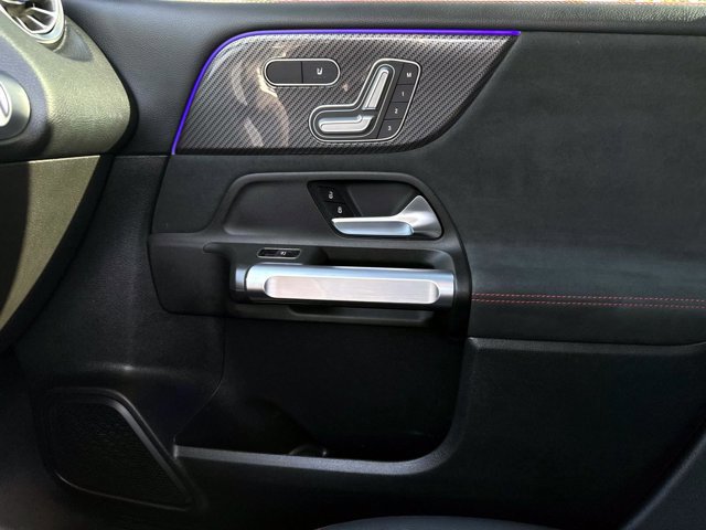 Used 2021 Mercedes-Benz GLB 250 image 24