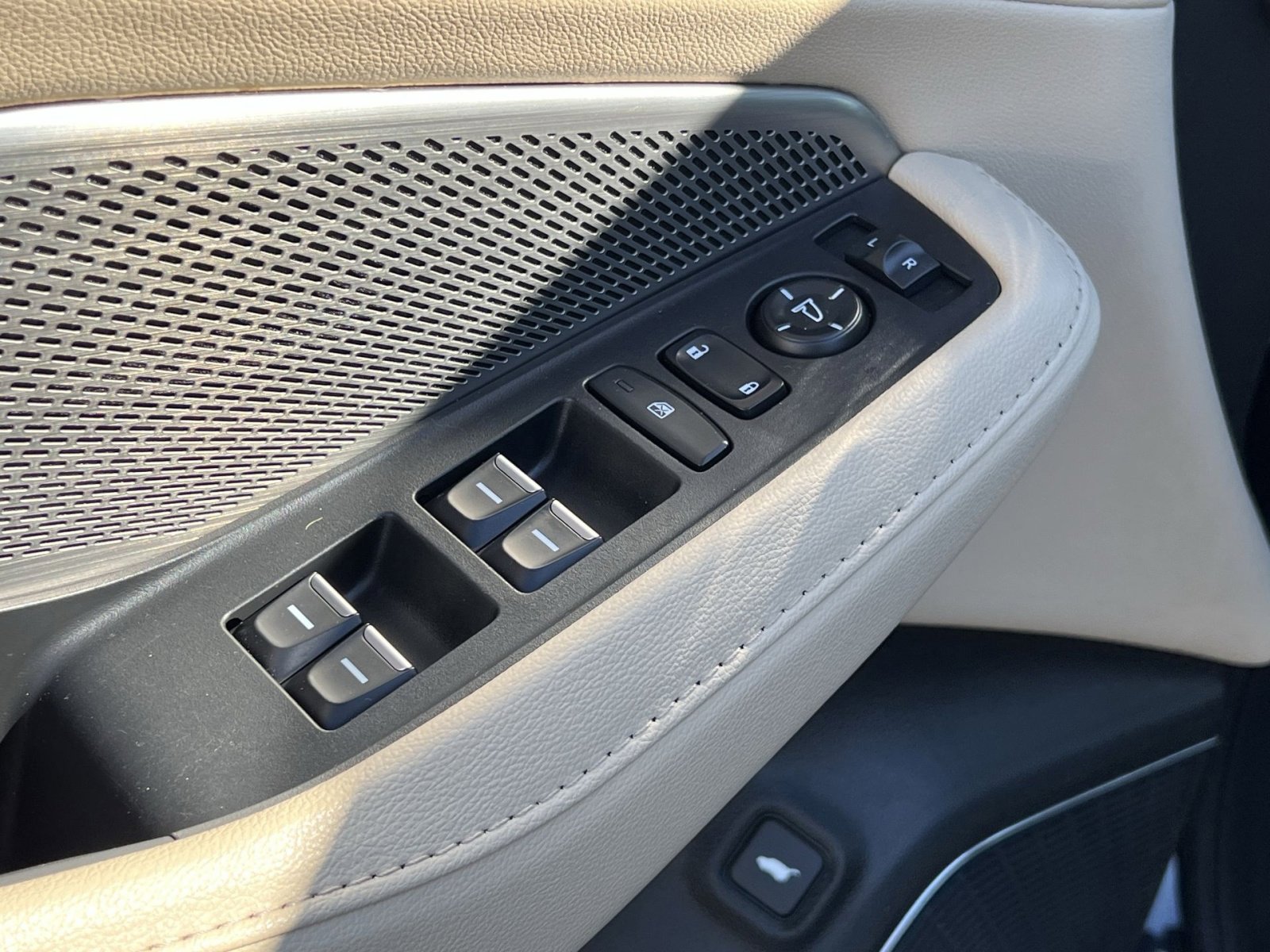 Used 2023 Acura MDX SH-AWD image 12