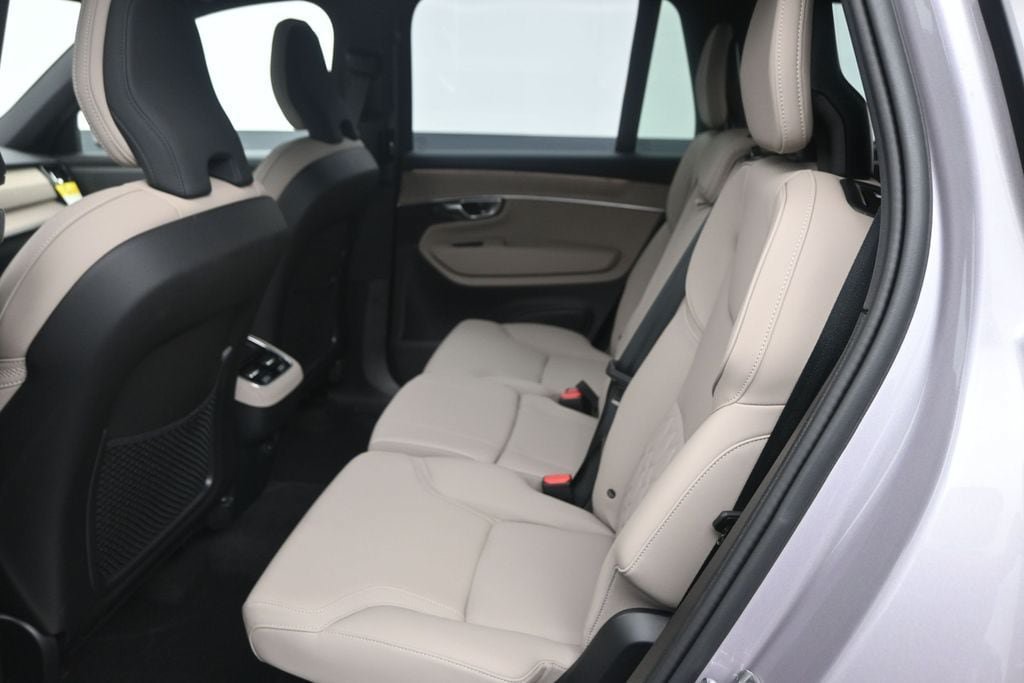 New 2026 Volvo XC90 B6 Plus w/ Protection Package Premier AWD/4WD image 18