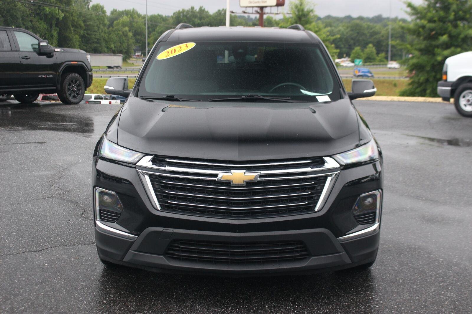 Used 2023 Chevrolet Traverse LT w/ LPO, Cargo Package AWD/4WD image 2