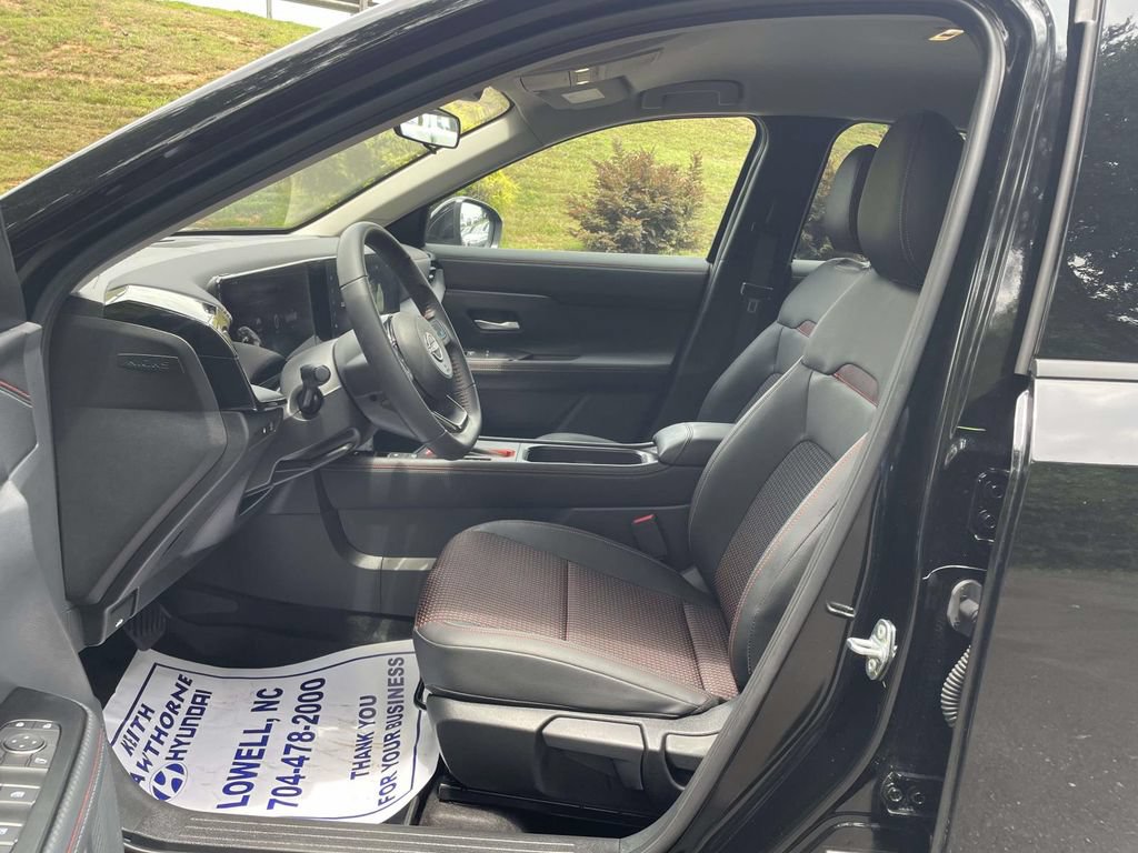 Used 2025 Nissan Kicks SR FWD image 16