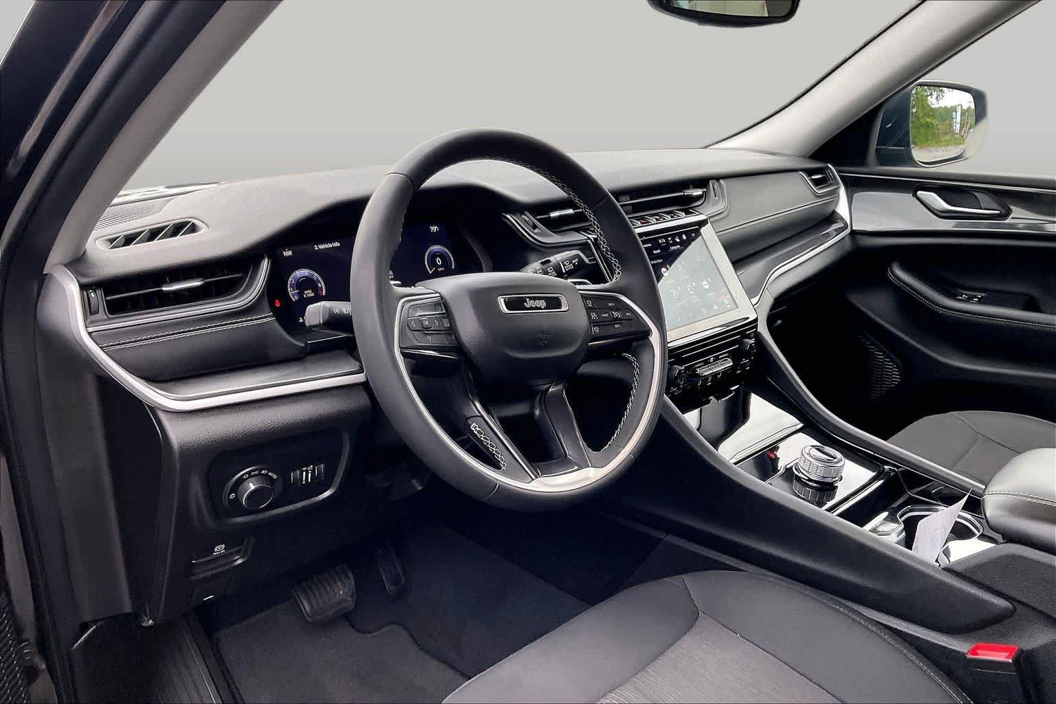 Used 2023 Jeep Grand Cherokee Laredo AWD/4WD image 16