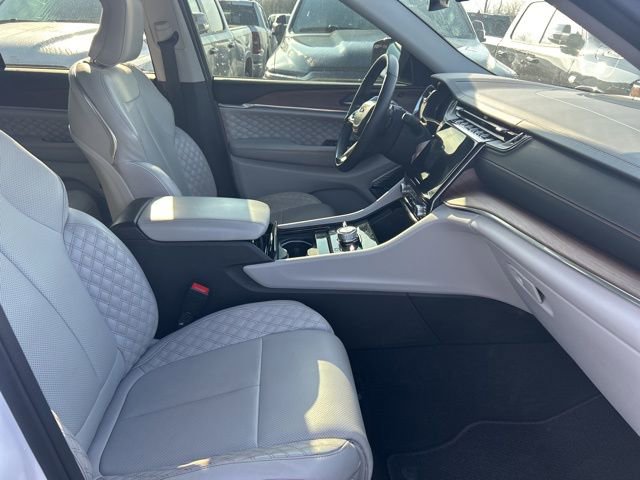 Used 2023 Jeep Grand Cherokee Summit image 7