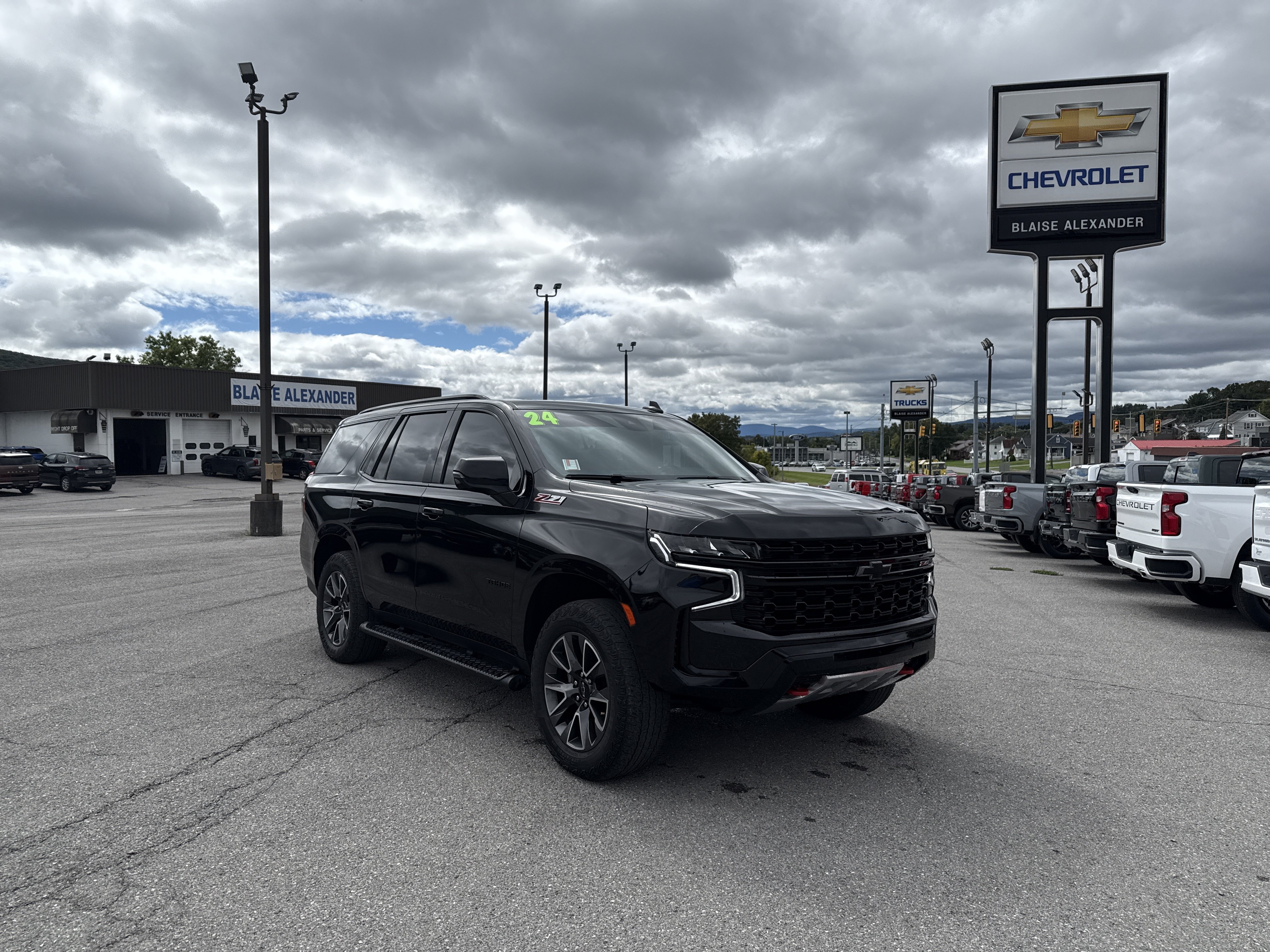 Used 2024 Chevrolet Tahoe Z71 w/ Luxury Package AWD/4WD image 1