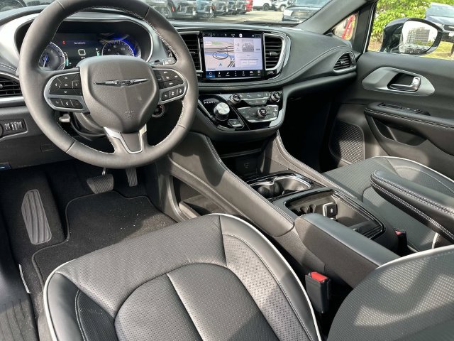 New 2026 Chrysler Pacifica Limited FWD image 11