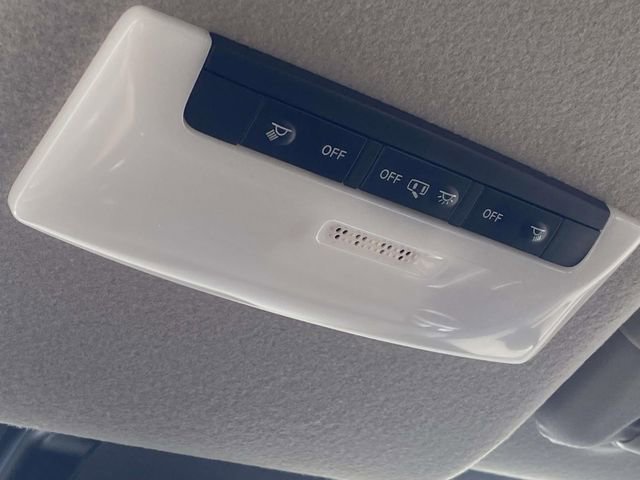 Used 2023 Nissan Versa SR w/ Trunk Package image 29