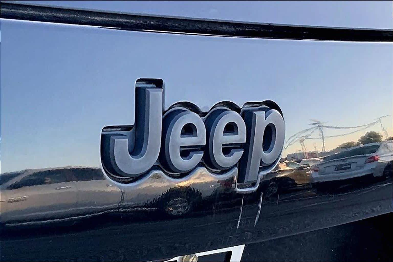 Used 2021 Jeep Cherokee Latitude FWD image 28