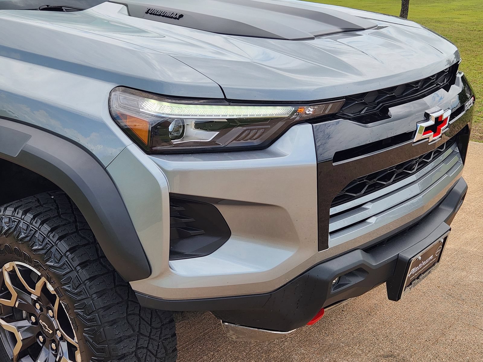 Used 2025 Chevrolet Colorado ZR2 w/ Technology Package AWD/4WD image 12