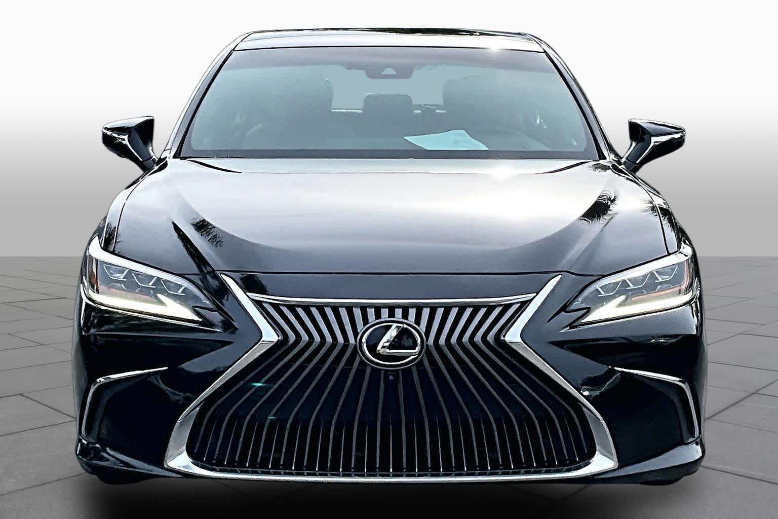 Used 2019 Lexus ES 350 Ultra Luxury w/ Accessory Package 2 FWD image 4
