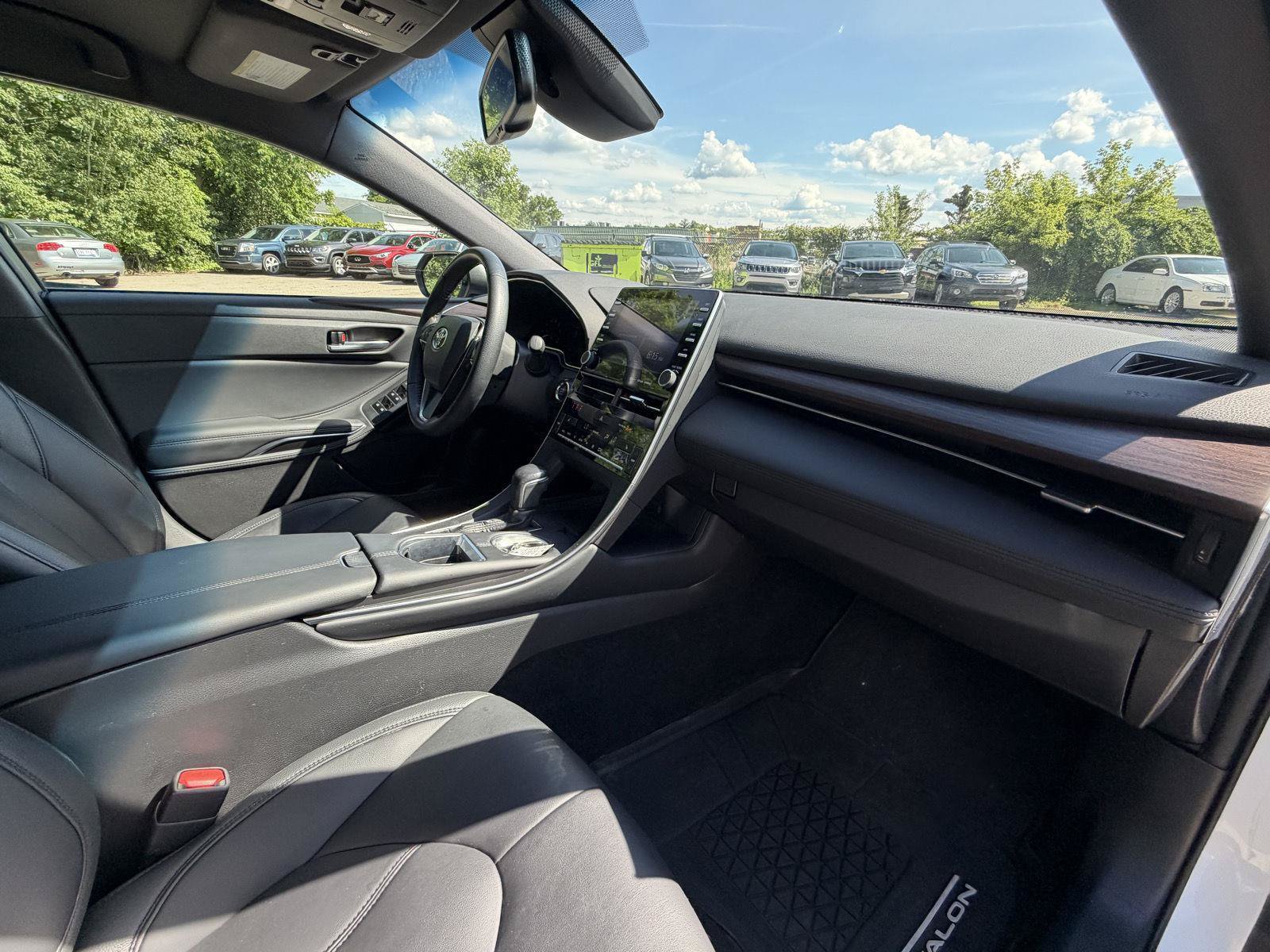 Used 2021 Toyota Avalon XLE FWD image 32