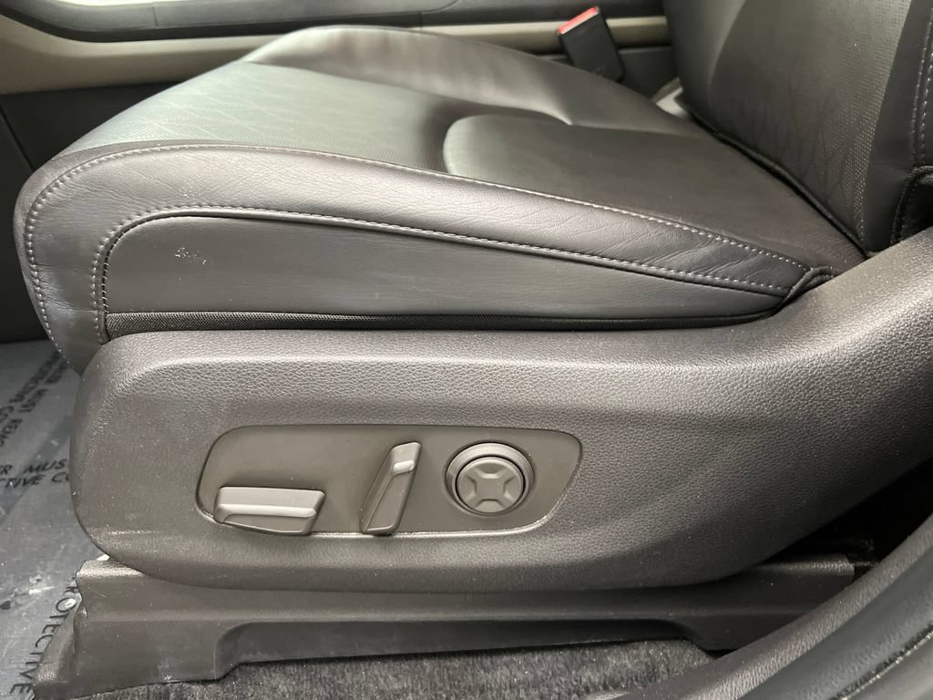 Used 2025 Kia Carnival FWD image 14