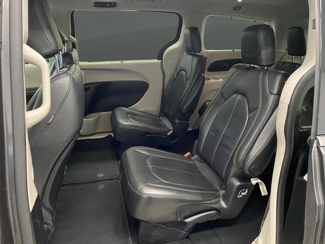 Used 2018 Chrysler Pacifica Touring-L image 30