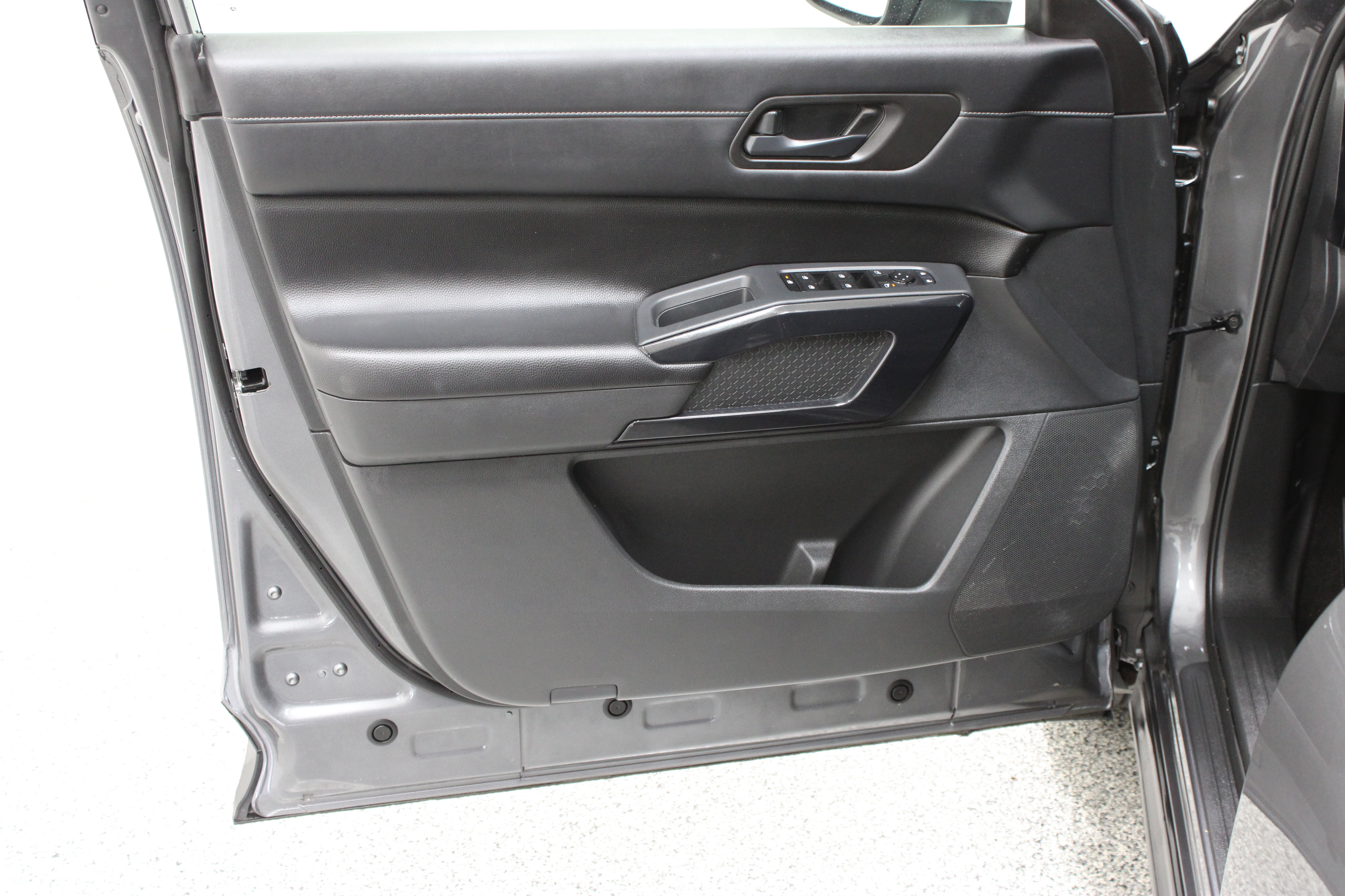 Used 2024 Nissan Pathfinder S FWD image 13