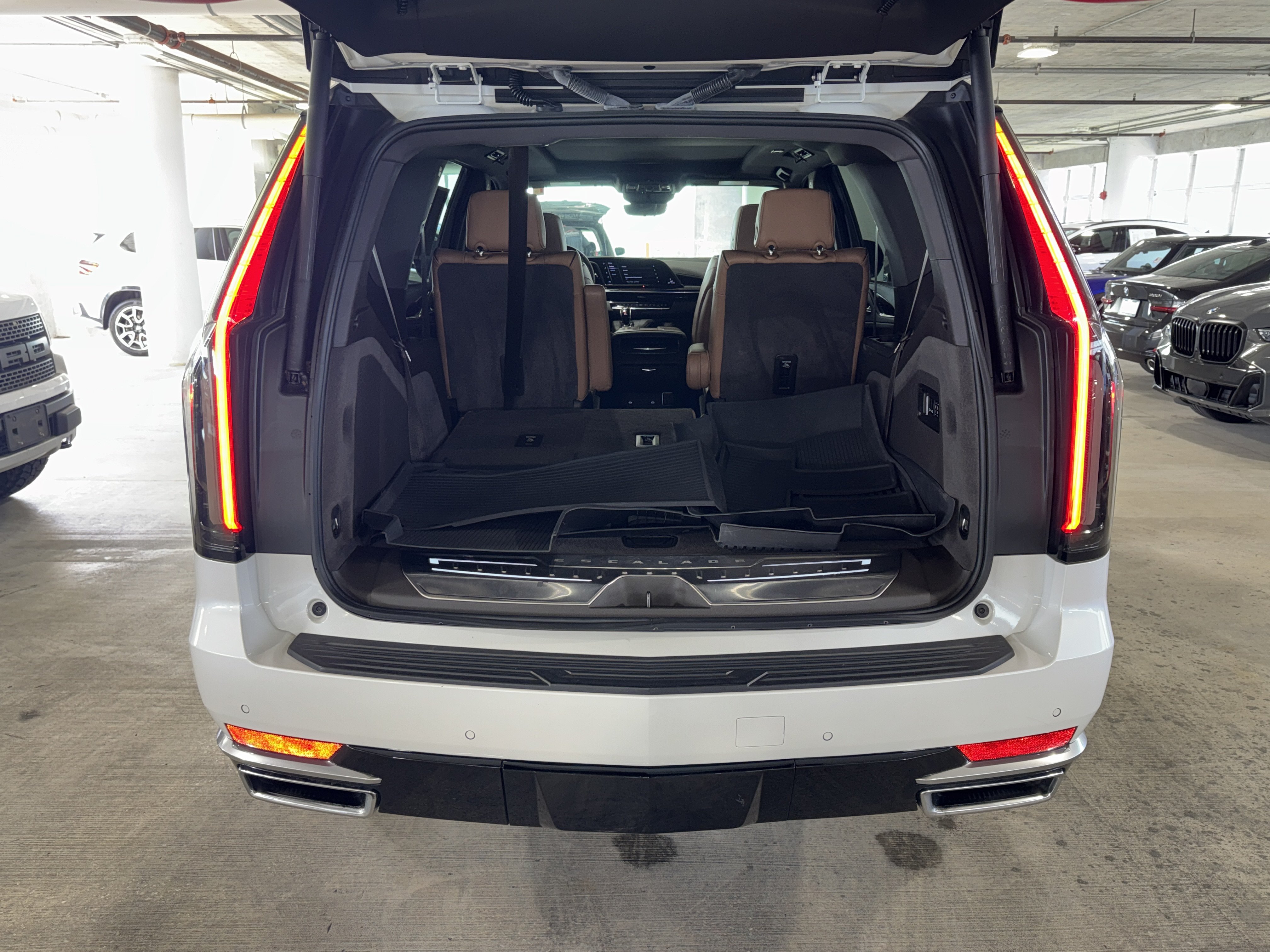 Used 2023 Cadillac Escalade Premium Luxury w/ LPO, Illumination Package AWD/4WD image 13