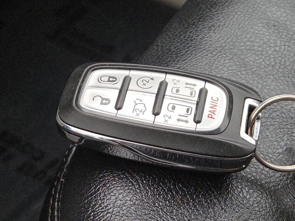 Used 2022 Chrysler Pacifica Touring-L image 32