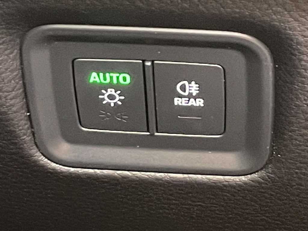 Certified 2025 Porsche Cayenne AWD/4WD image 37