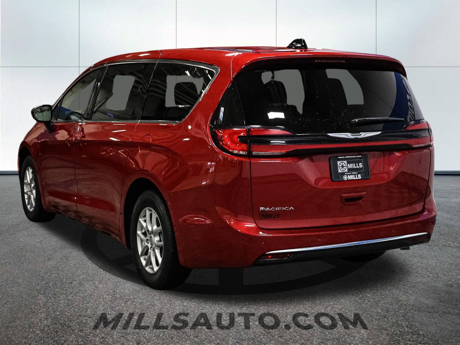 Used 2025 Chrysler Pacifica Select FWD image 5