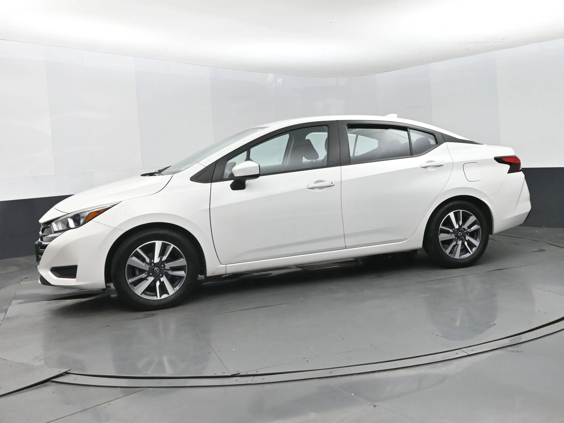 Used 2024 Nissan Versa SV FWD image 5