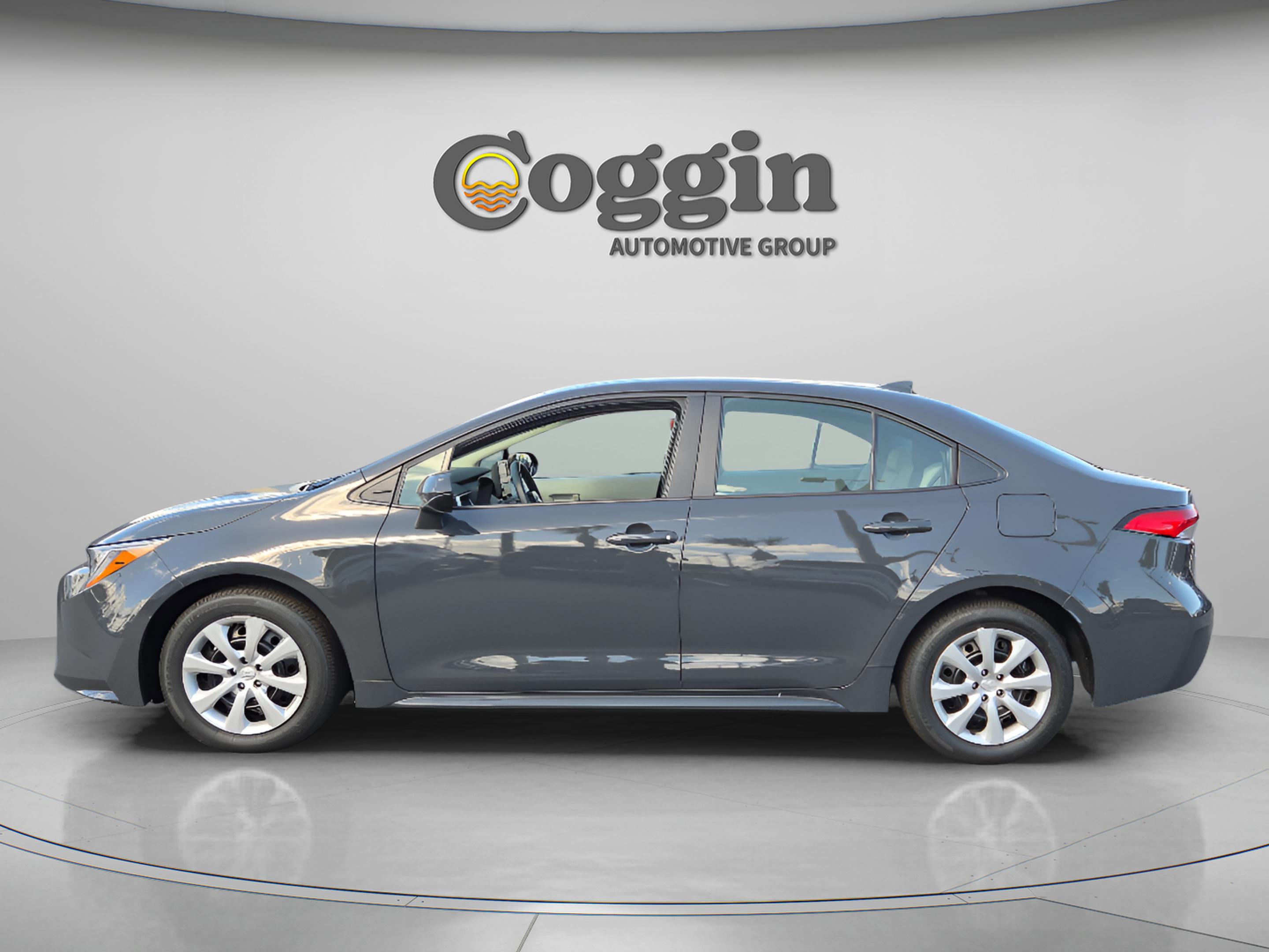 Used 2025 Toyota Corolla LE w/ Convenience Package image 2