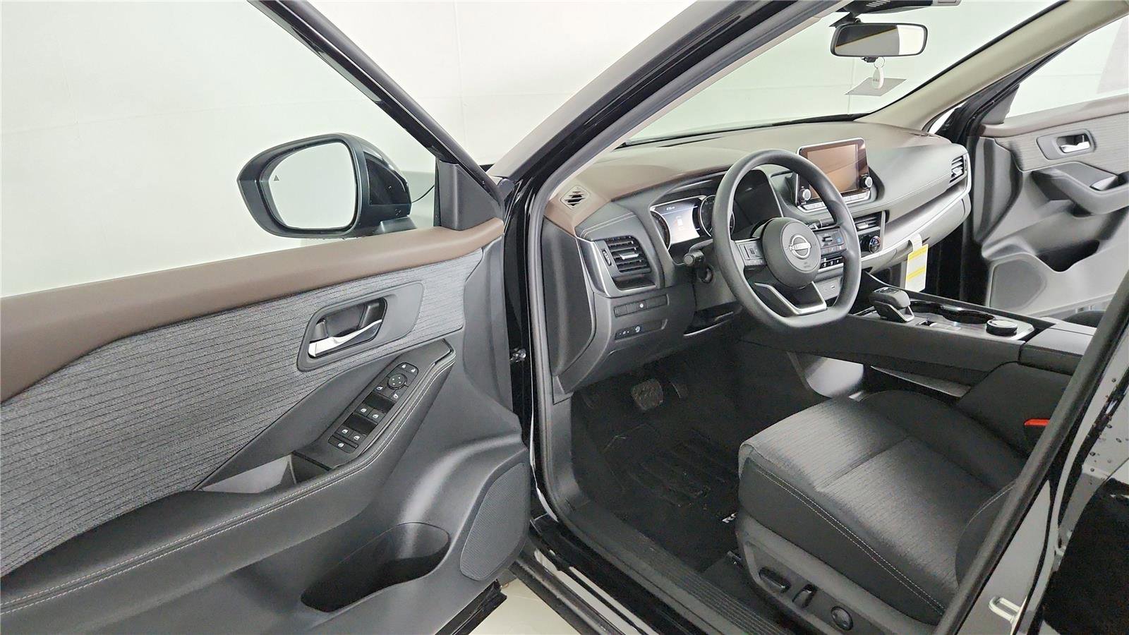 Used 2023 Nissan Rogue SV AWD/4WD image 8