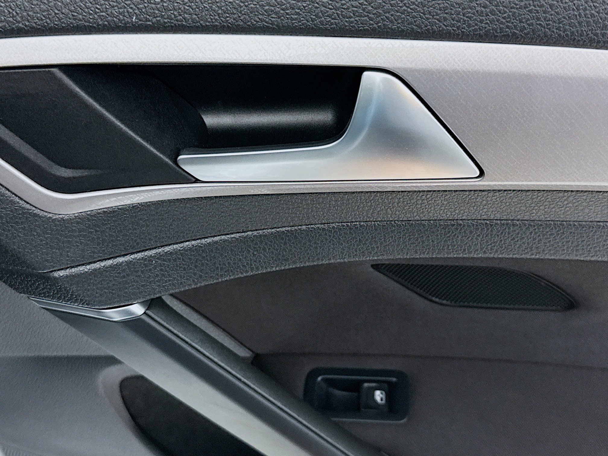 Used 2016 Volkswagen e-Golf SE w/ DC Fast Charging Package image 28