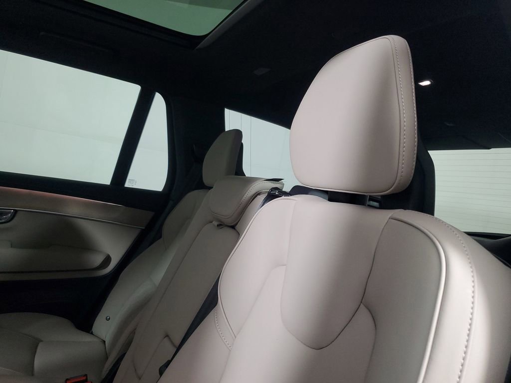 Certified 2025 Volvo XC90 B6 Core w/ Climate Package AWD/4WD image 13
