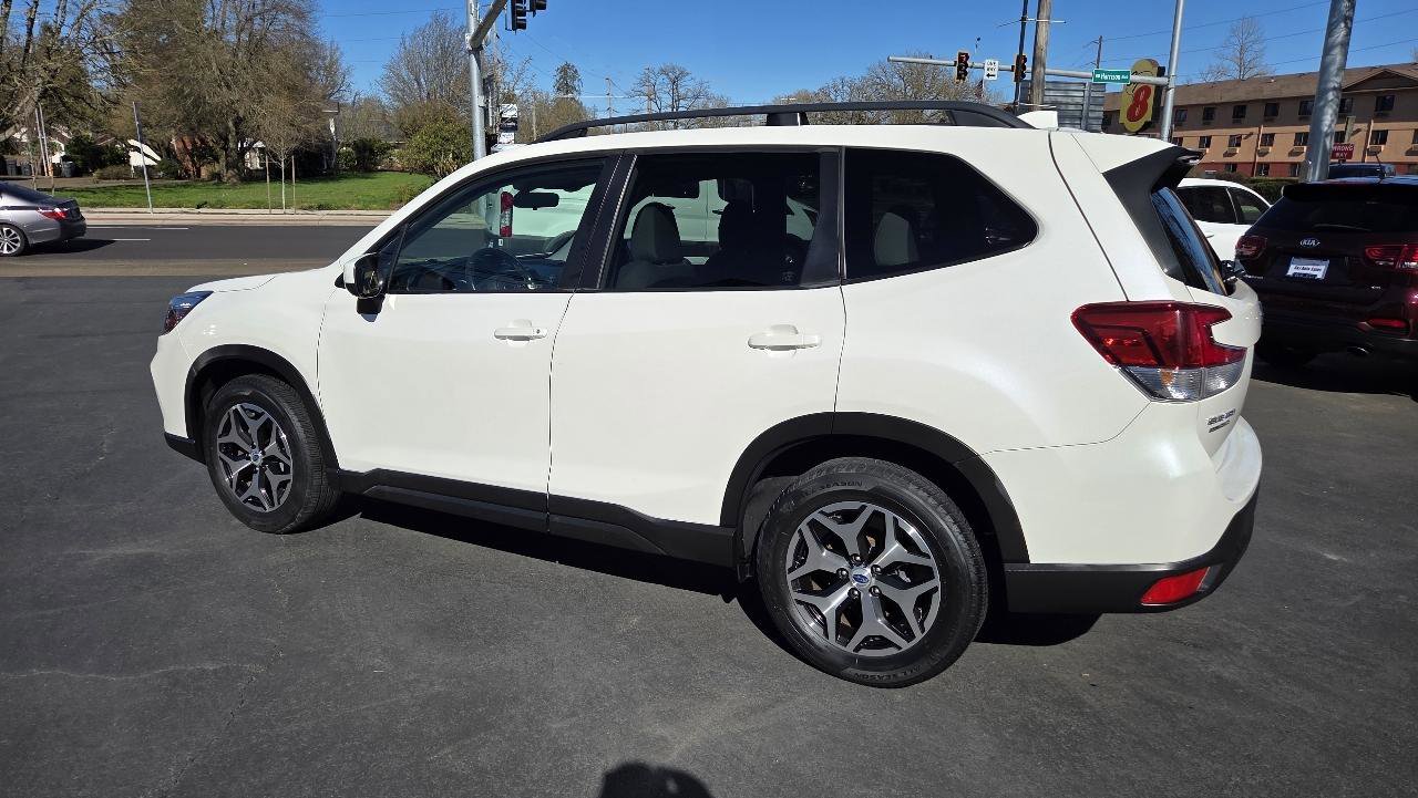 Used 2020 Subaru Forester Premium AWD/4WD image 12