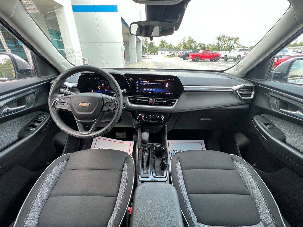 Used 2025 Chevrolet TrailBlazer LT FWD image 2