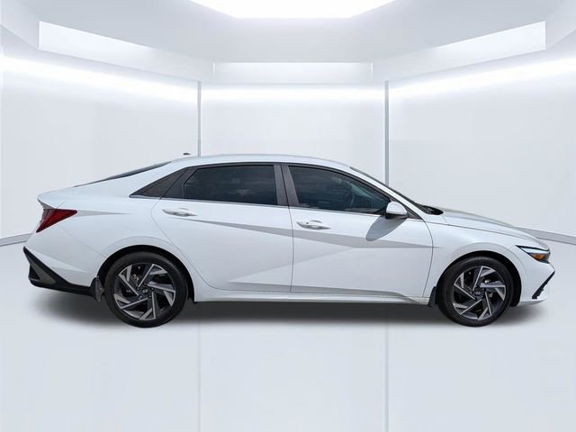 Certified 2025 Hyundai Elantra SEL image 3