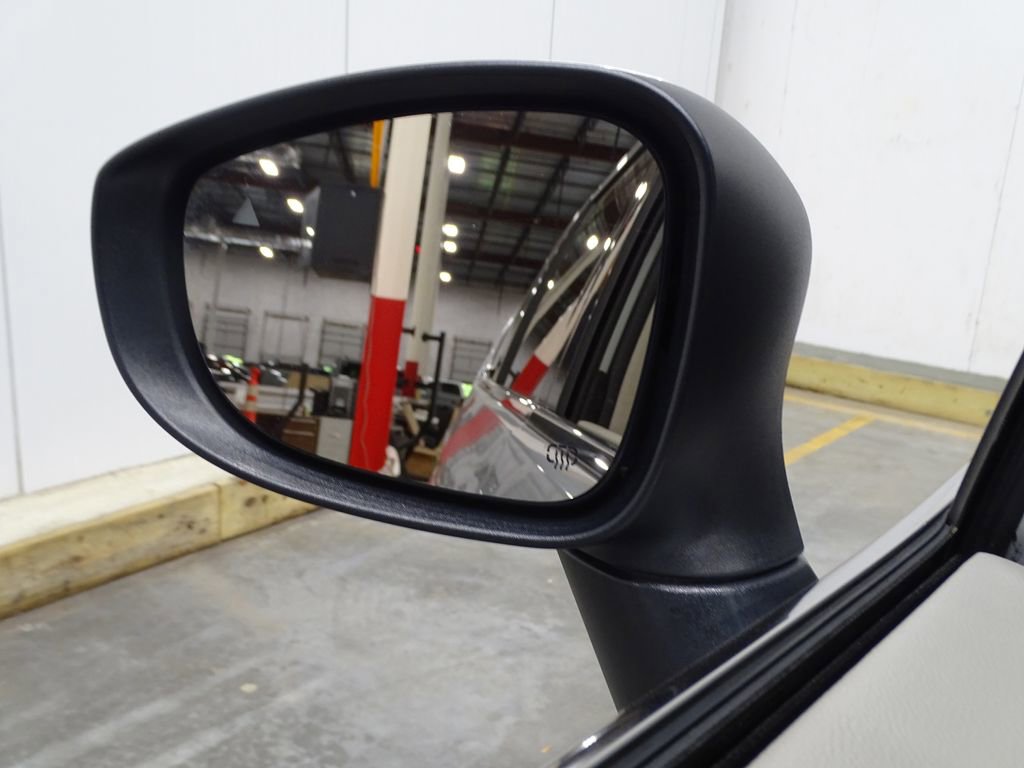 Used 2023 Chrysler Pacifica Touring-L image 39