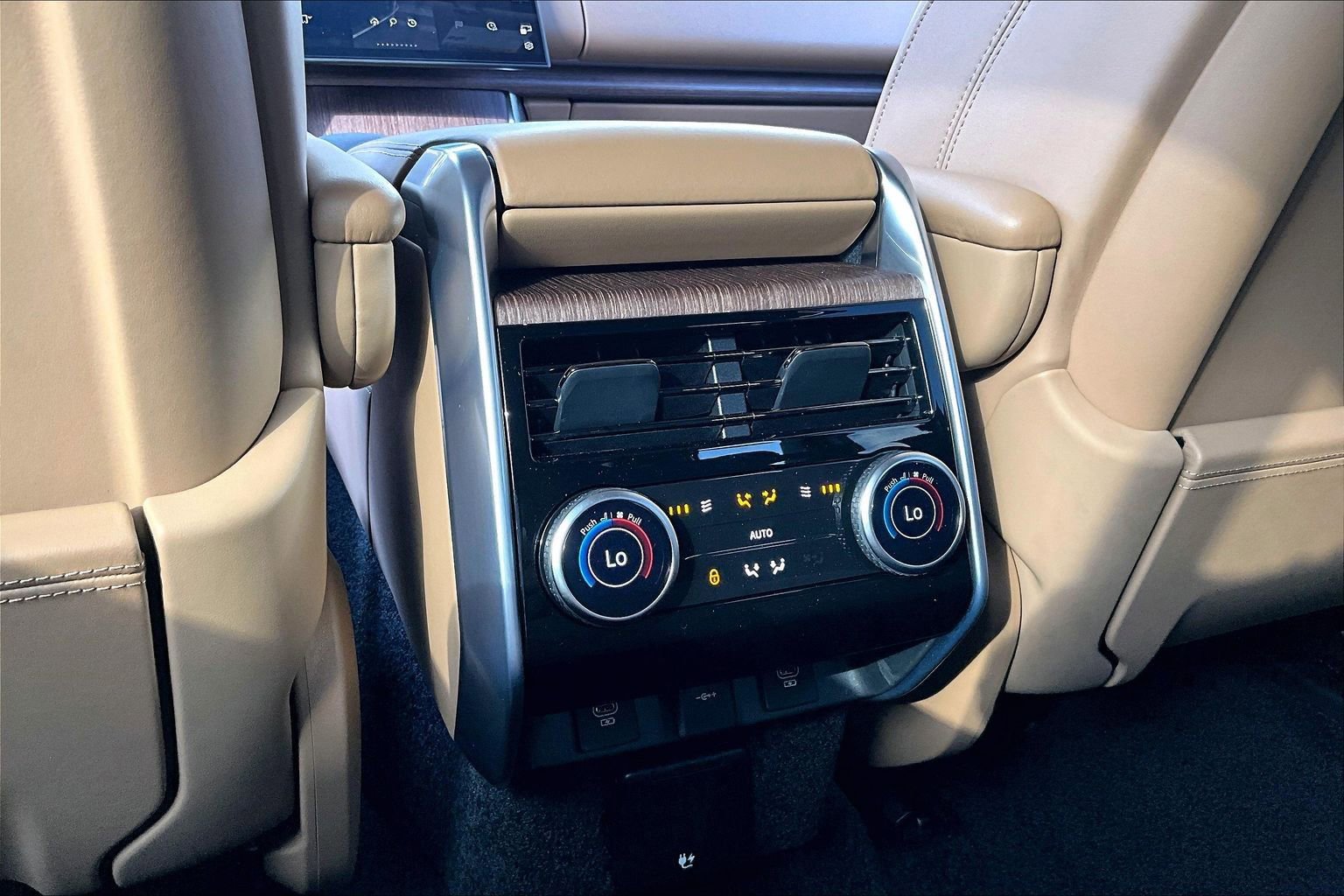 Used 2025 Land Rover Range Rover Long Wheelbase SE image 34