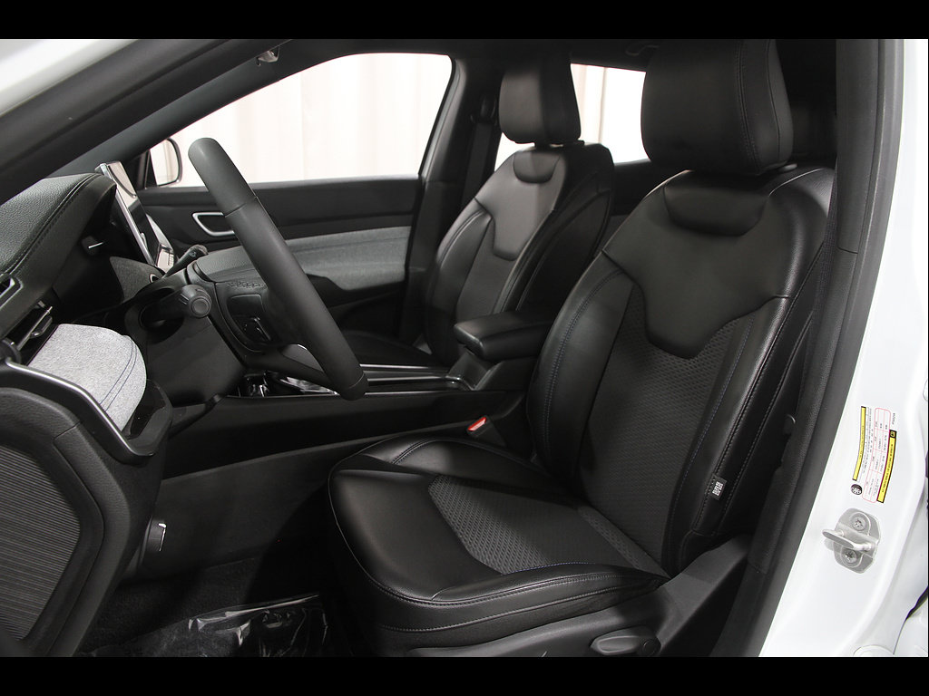 Used 2023 Jeep Compass Latitude AWD/4WD image 5