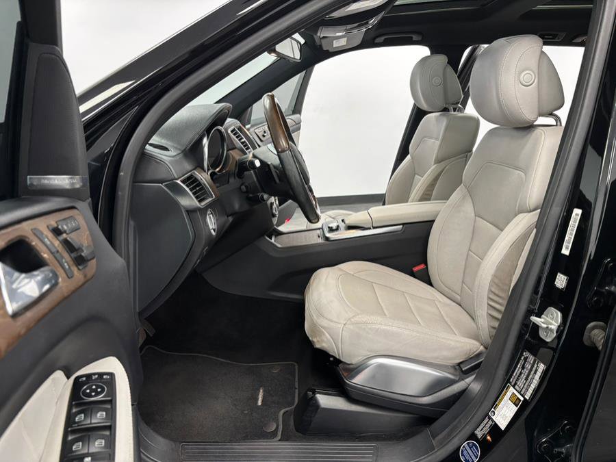 Used 2015 Mercedes-Benz GL 550 4MATIC image 32