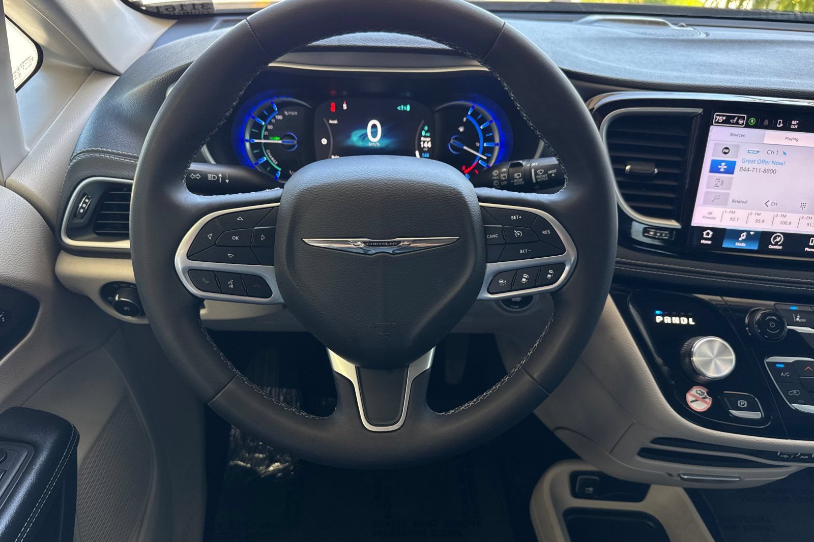Used 2023 Chrysler Pacifica Touring-L FWD image 14