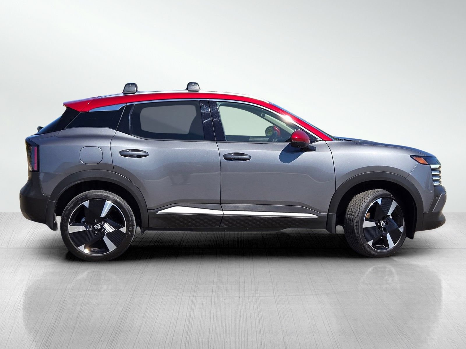 Used 2025 Nissan Kicks SR FWD image 3