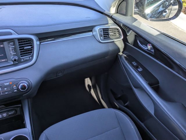 Used 2019 Kia Sorento LX image 16