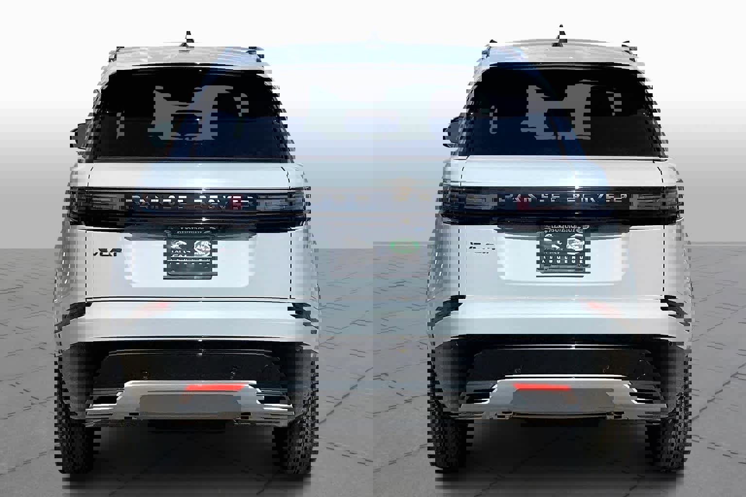 Used 2025 Land Rover Range Rover Velar Dynamic SE image 4