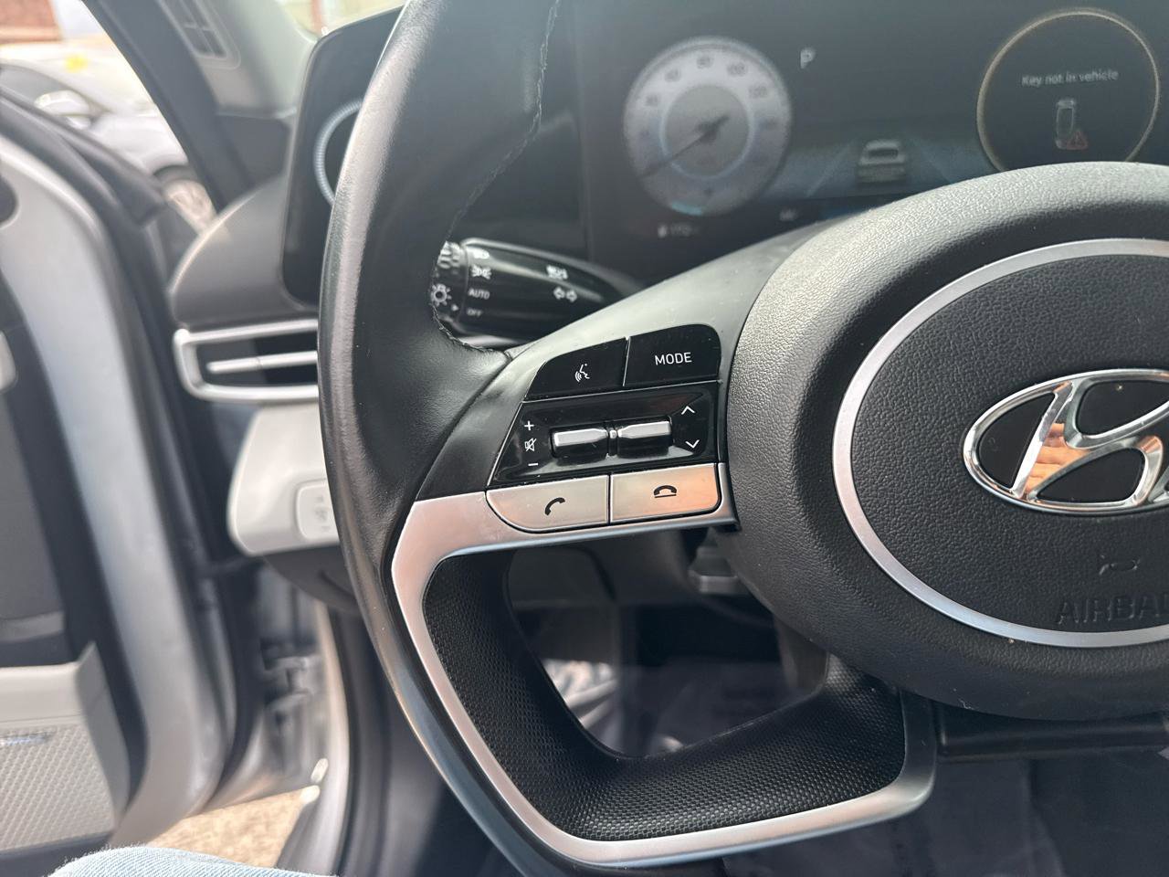 Used 2021 Hyundai Elantra Limited image 17