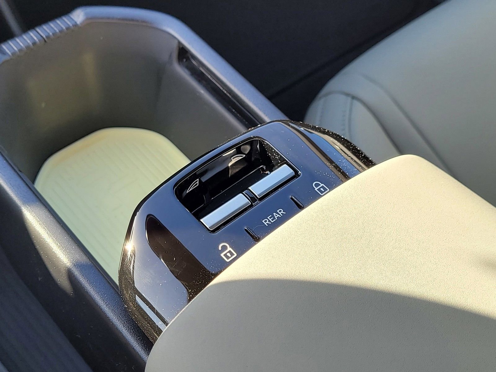 New 2026 Volvo EX30 Plus w/ Protection Package Premier image 19