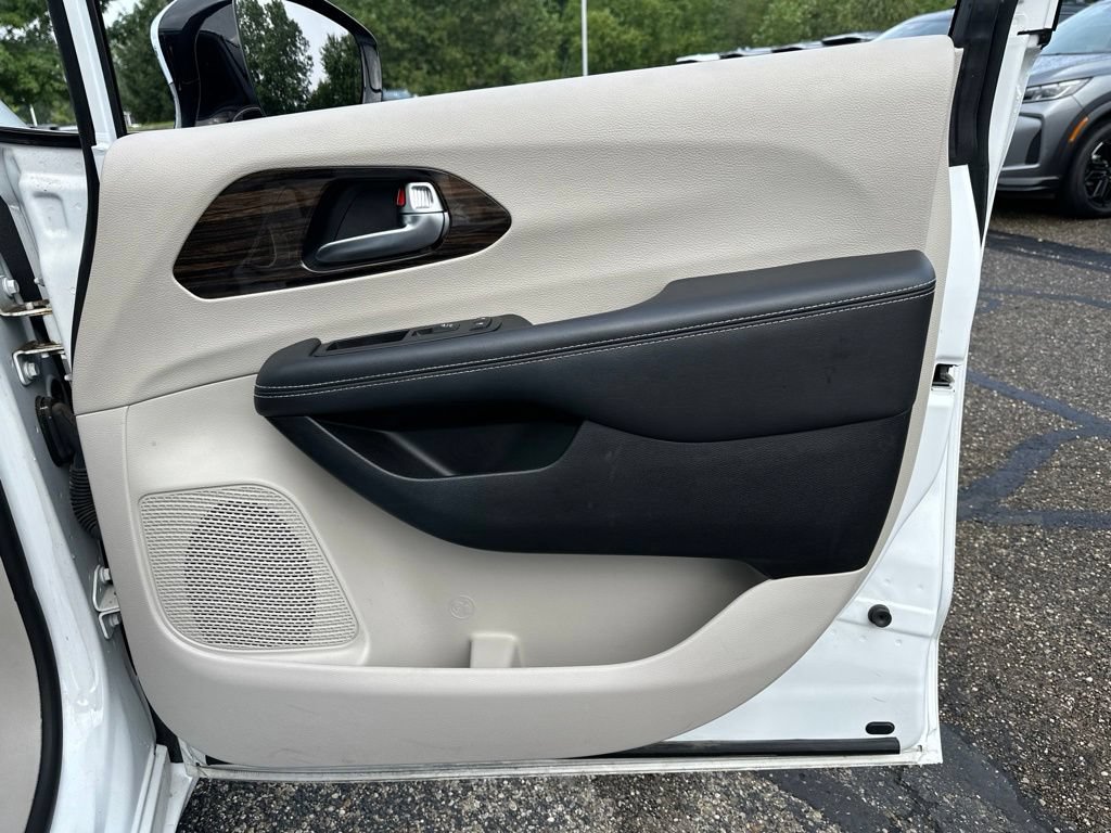 Used 2023 Chrysler Pacifica Limited FWD image 23