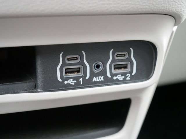 Used 2023 Chrysler Pacifica Touring-L image 31