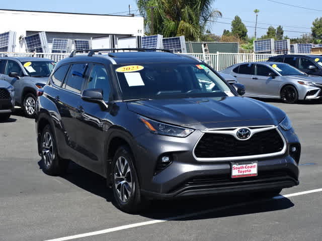 Used 2023 Toyota Highlander XLE FWD image 2