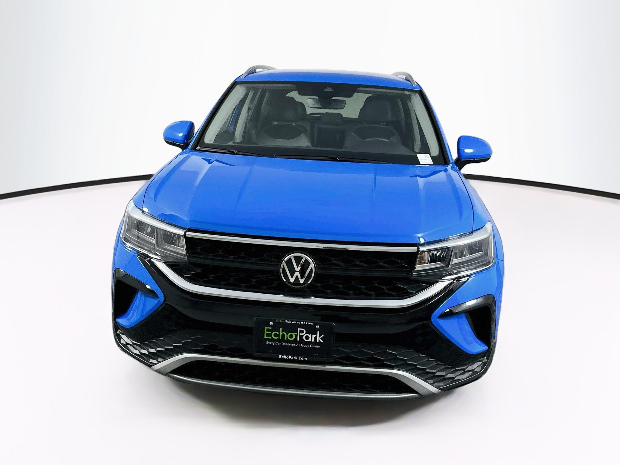 Used 2023 Volkswagen Taos SE FWD image 2