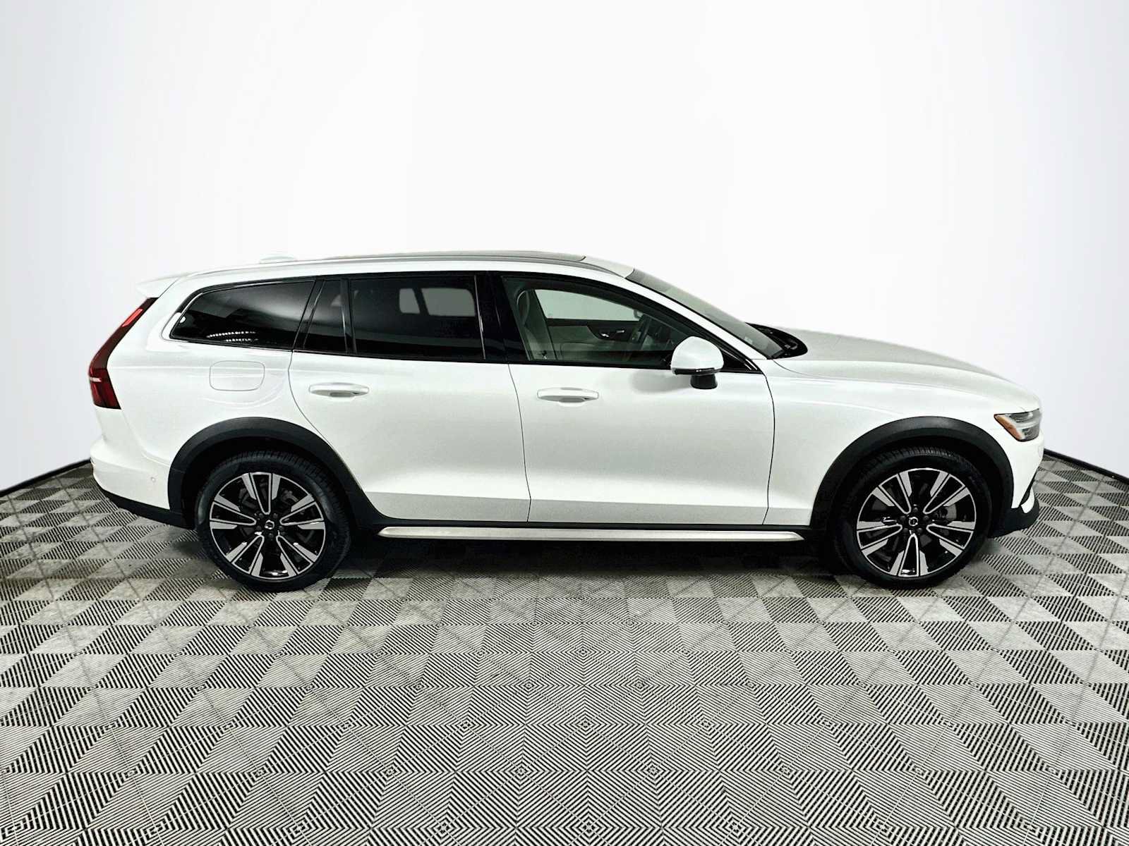 Used 2026 Volvo V60 B5 Cross Country Ultra w/ Climate Package AWD/4WD image 8