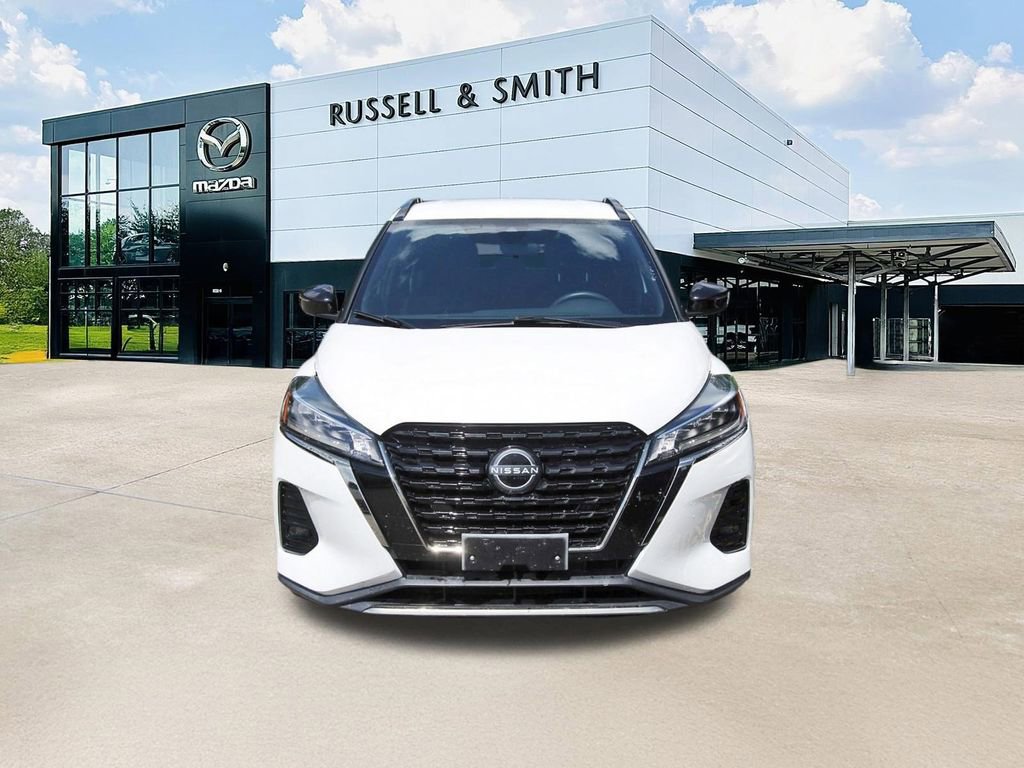 Used 2023 Nissan Kicks SR image 2