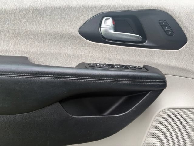 Used 2020 Chrysler Pacifica Limited FWD image 24