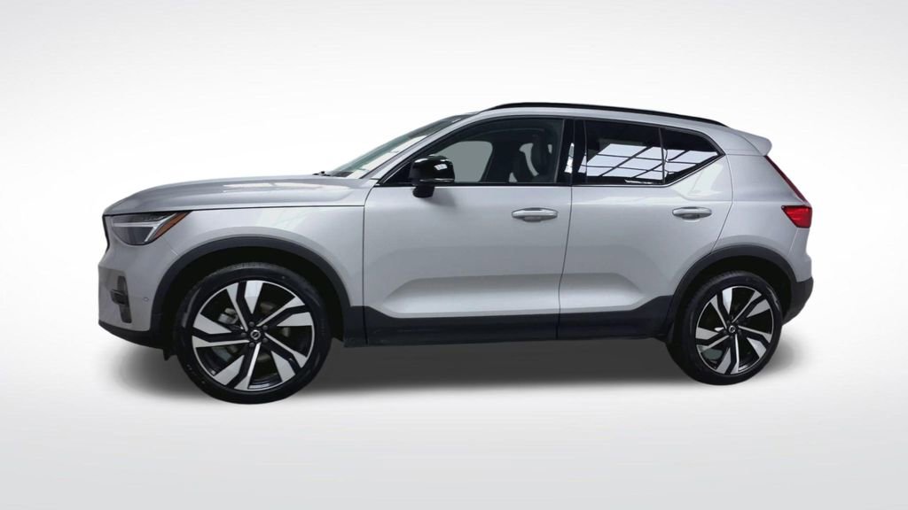 Used 2025 Volvo XC40 B5 Plus image 4