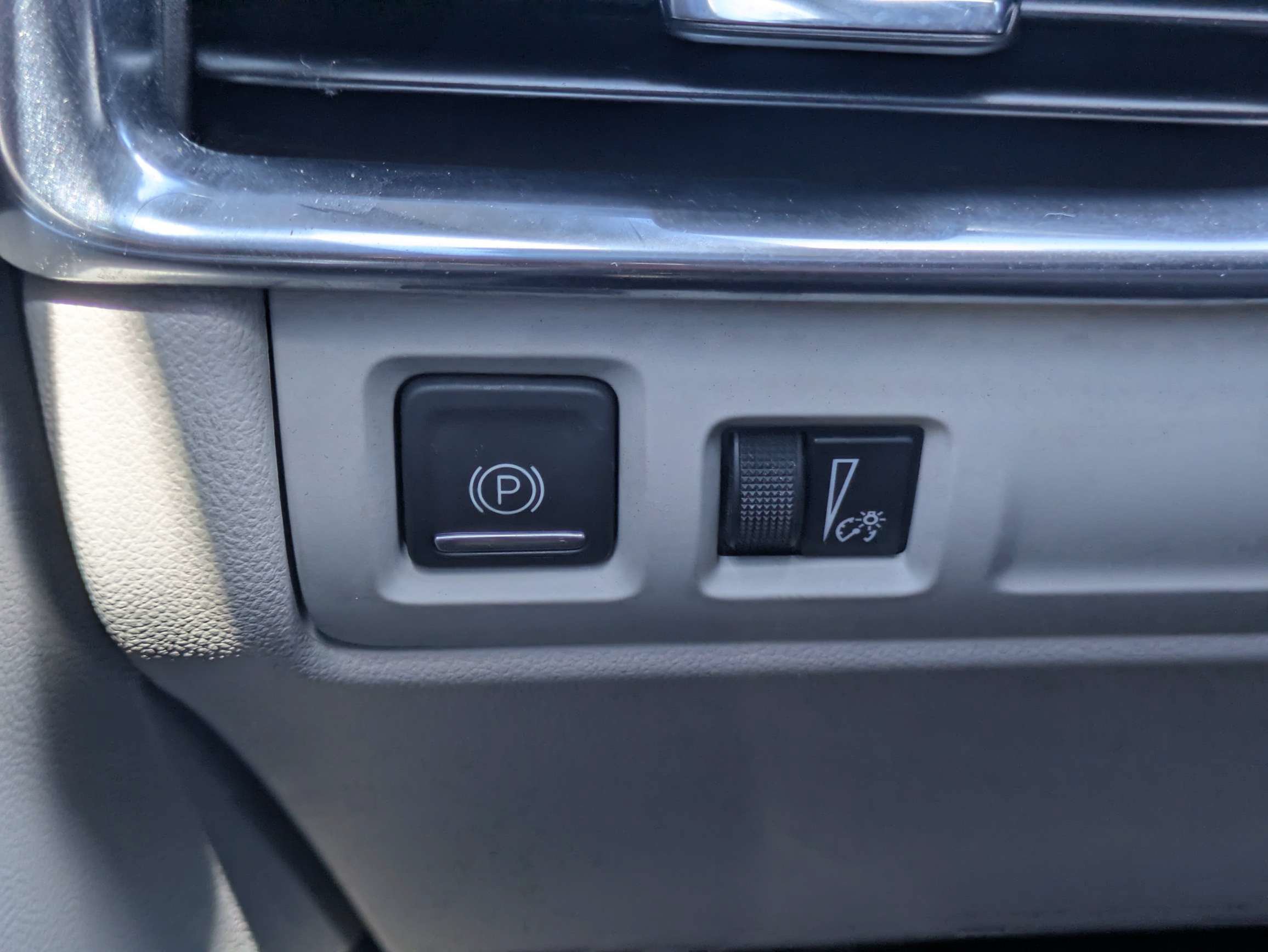Certified 2023 Cadillac XT4 Luxury w/ Cold Weather Package AWD/4WD image 14